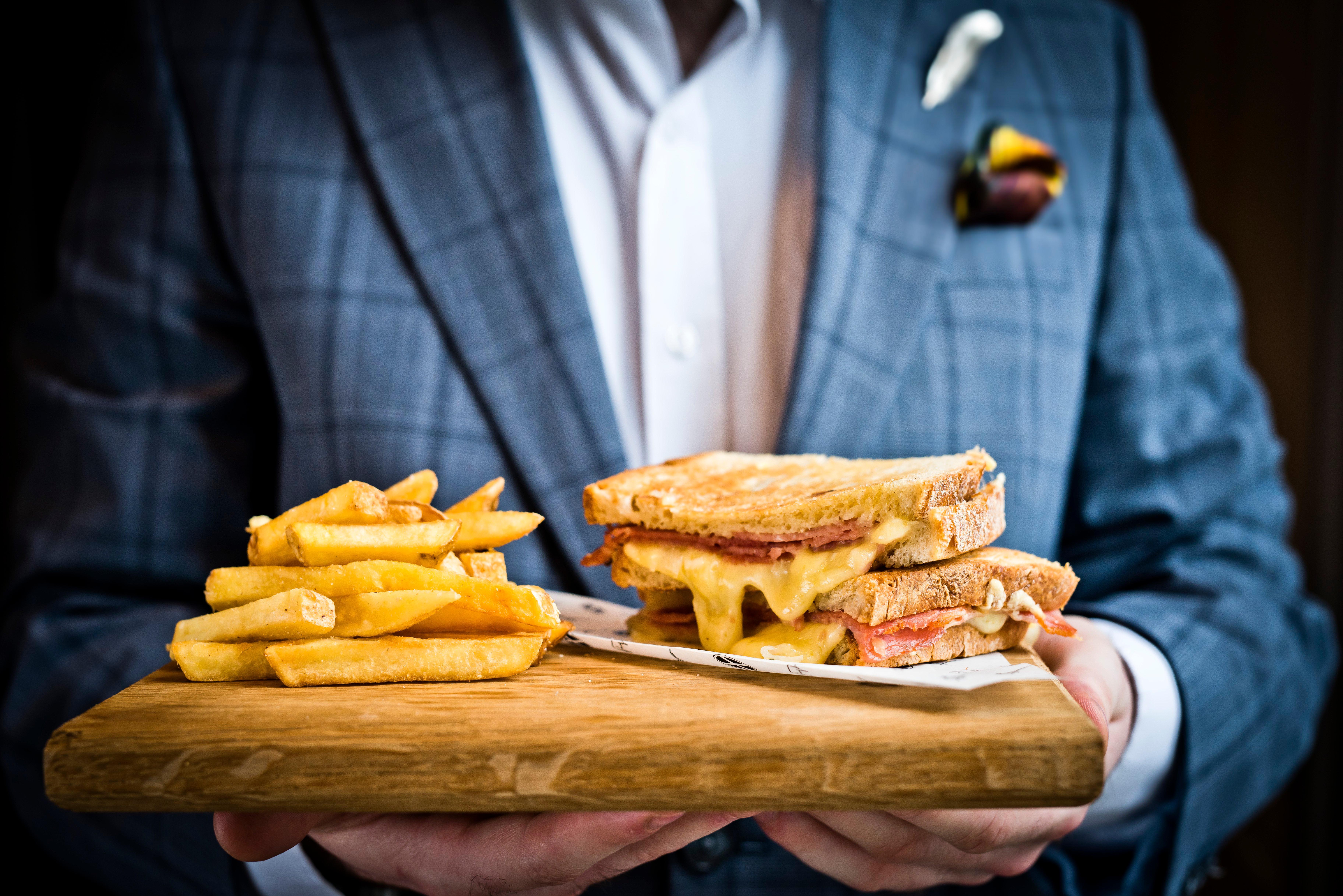 Kimpton Blythswood Square Hotel & Spa By Ihg Глазго Екстер'єр фото A toasted ham and cheese sandwich with chips