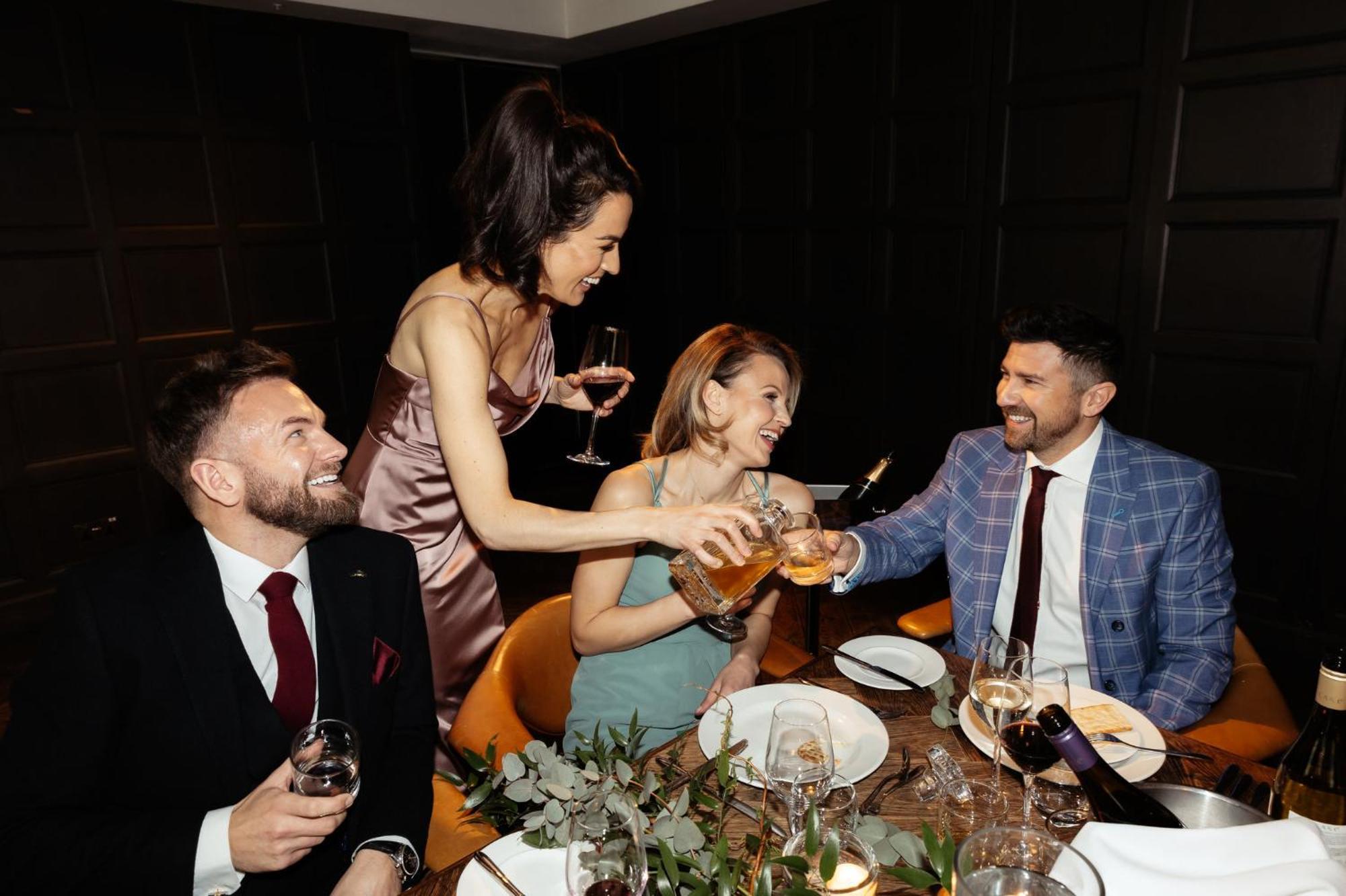 Kimpton Blythswood Square Hotel & Spa By Ihg Глазго Екстер'єр фото A group of people dining together